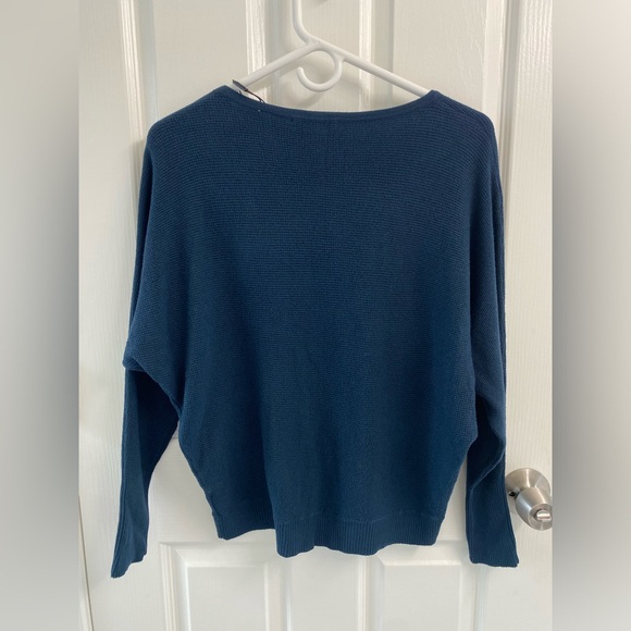T Tahari sweater - Women’s M - NWT - Picture 4 of 4